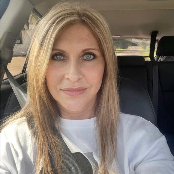 Meet your Posher, Kim - Picture 1 of 9